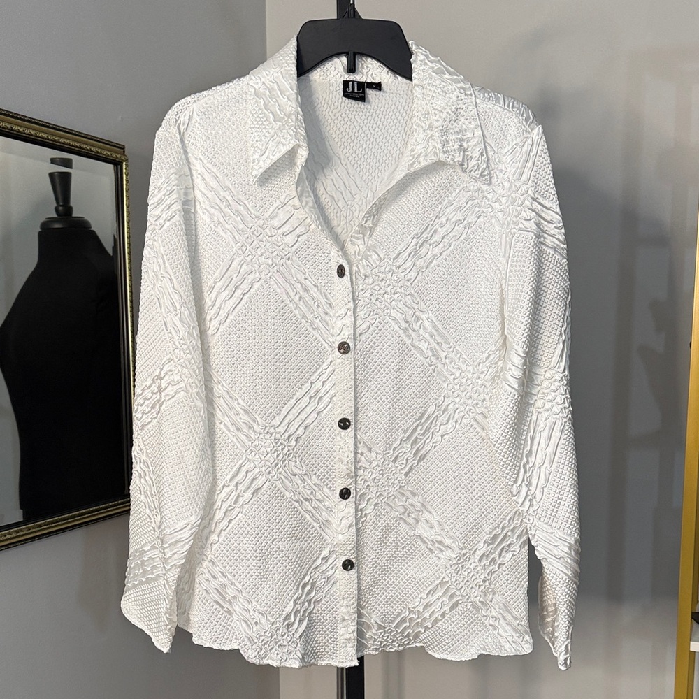 Elegant White Textured Women's Top